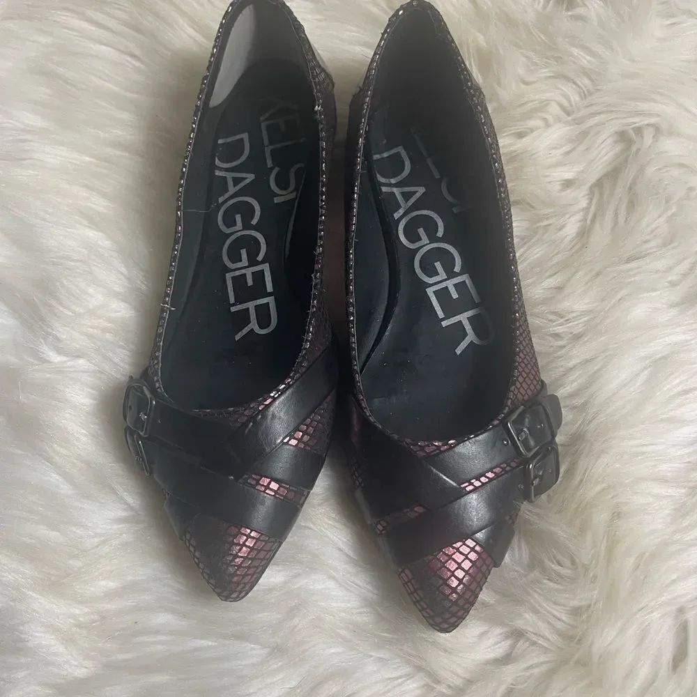 Kelsi Dagger Leather Rose gol metallic slip on flats black straps accents SZ7.5
